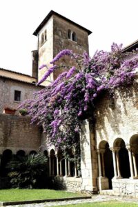 Chiostro Abbazia di Valvisciolo, Sermoneta, Italy