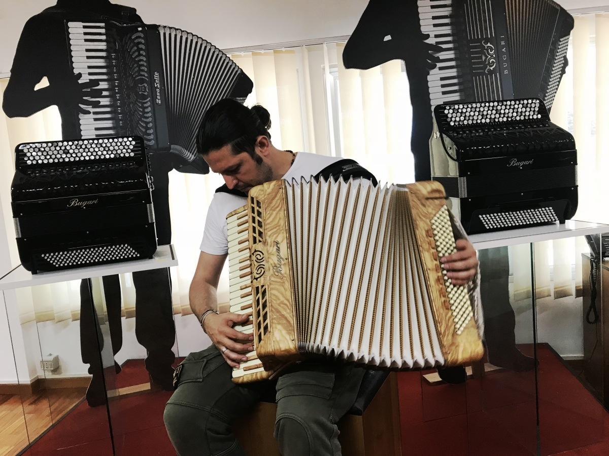 Marco Lo Russo da Bugari Armando Accordions mentre testa una nuova fisarmonica